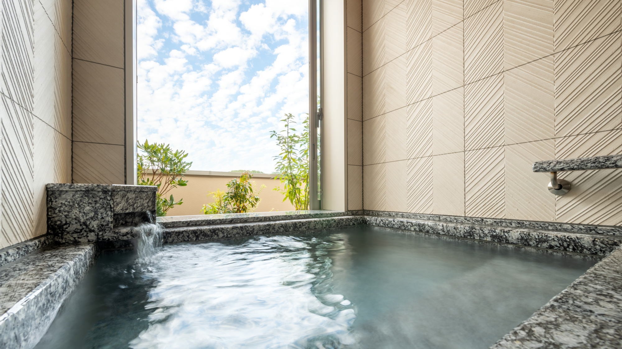 帶半露天浴池的客房“Hanayu” 半露天浴池是專供客人使用的空間......您可以欣賞美景。