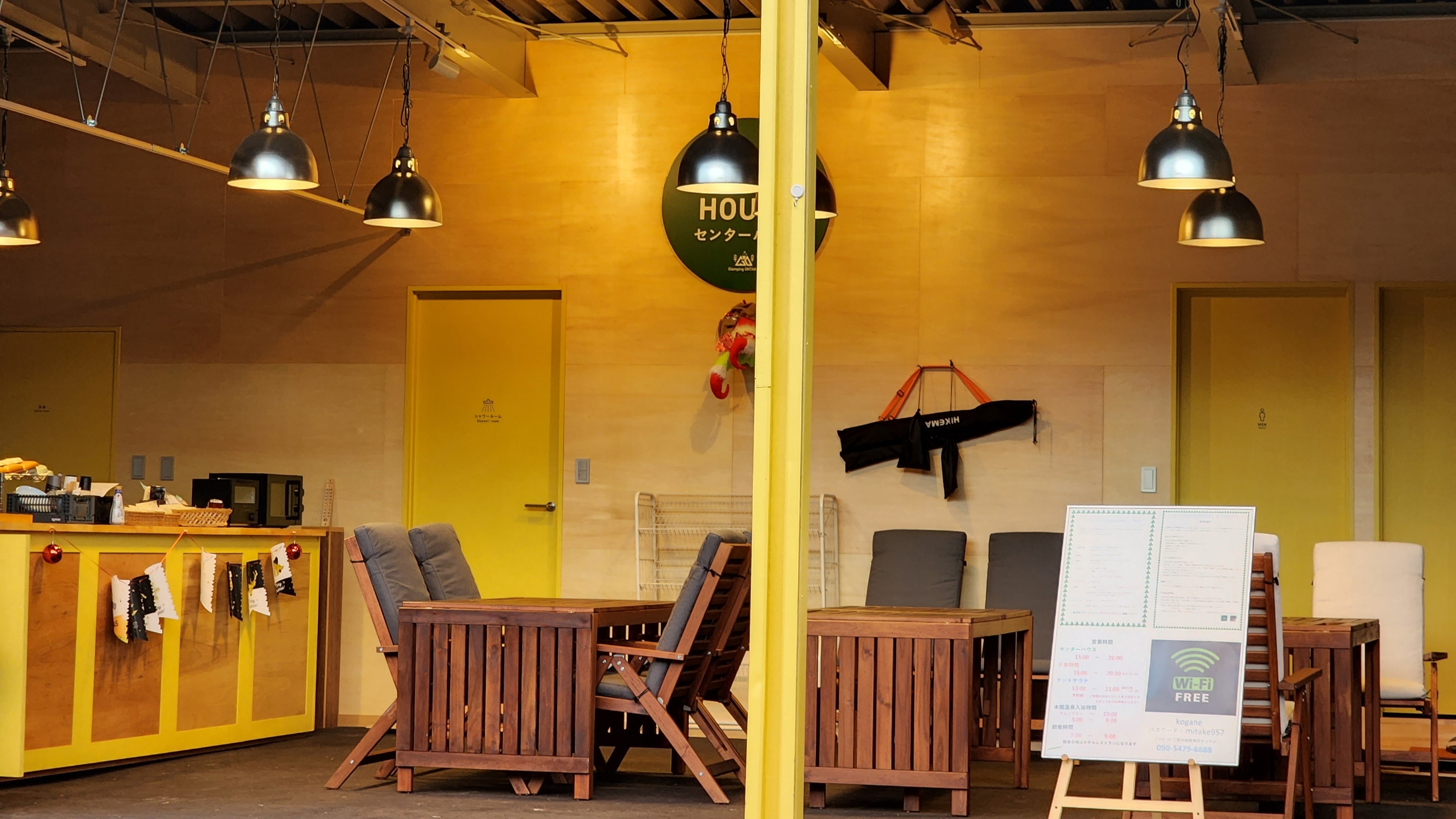 Rumah Tengah Rumah tengah dari area glamping. Toilet, shower, fasilitas akomodasi Microwave