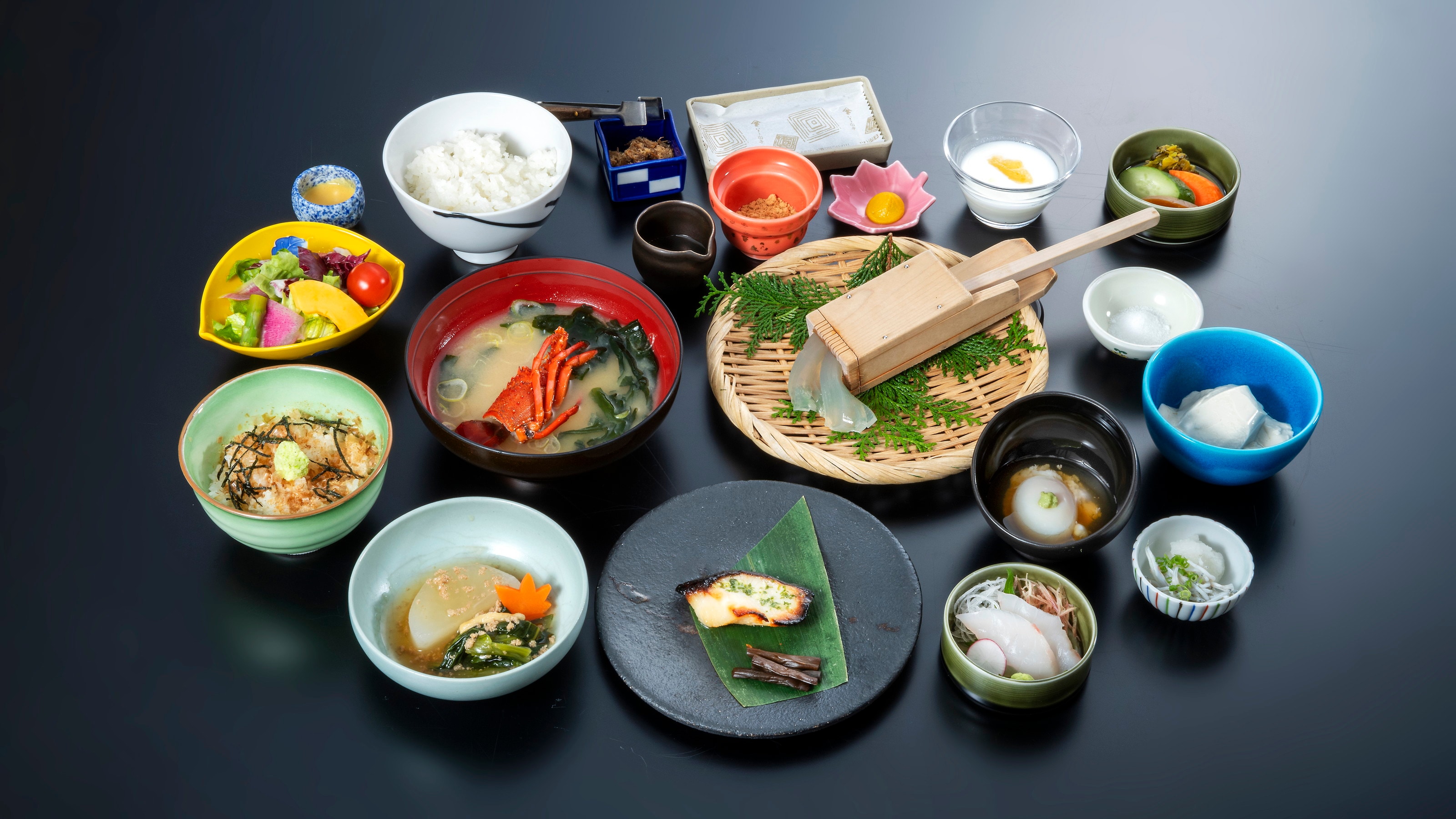 【早餐】包括tokoroten、芥末碗、自製豆腐。自製黃金鯛魚香松最受歡迎