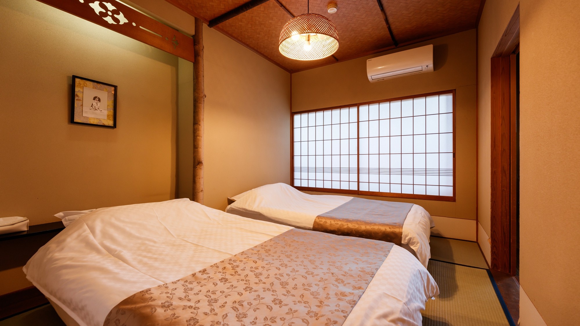 Pure Japanese-style guest rooms with private dog run