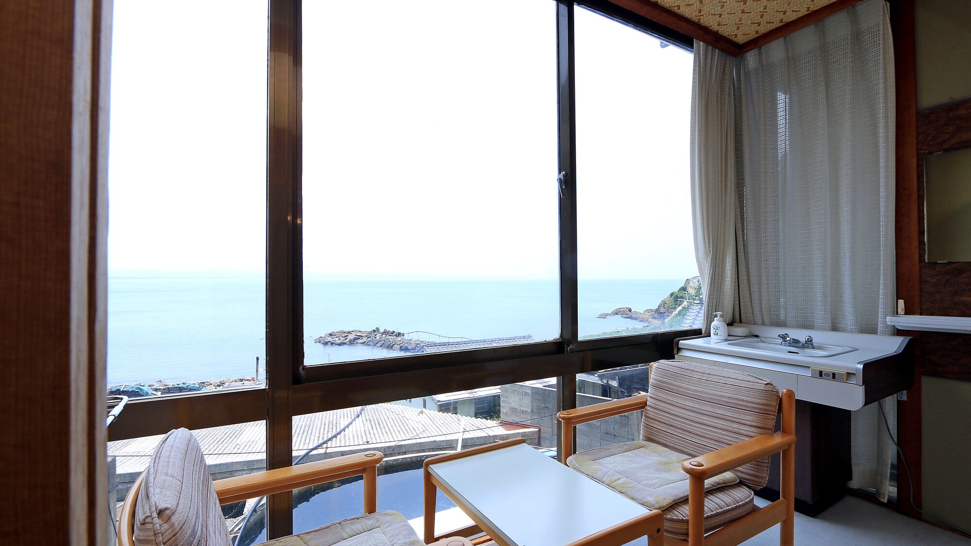 Enjoy a relaxing time in Izumo while gazing at the sea.