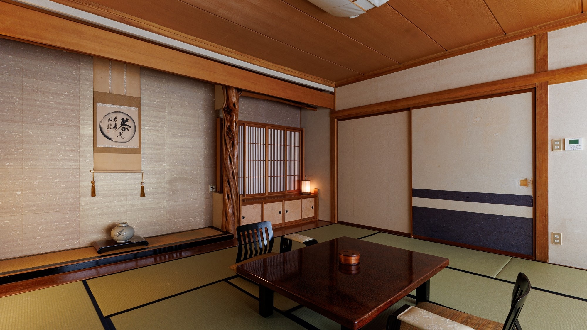 ■ [Kirishima] Main building Japanese-style room, 14 tatami mats / Overlooking the atmospheric Suwa Taisha Shrine