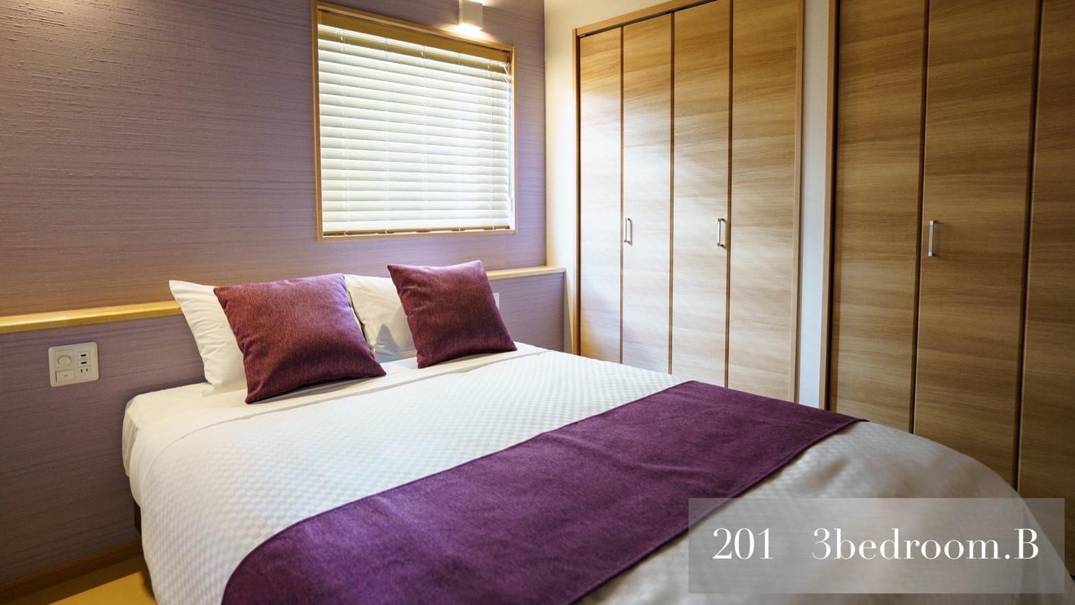 201: Capacity 8 people. Bedroom 2: 1 double bed. For 6 or more people, we will provide 3 futon sets.