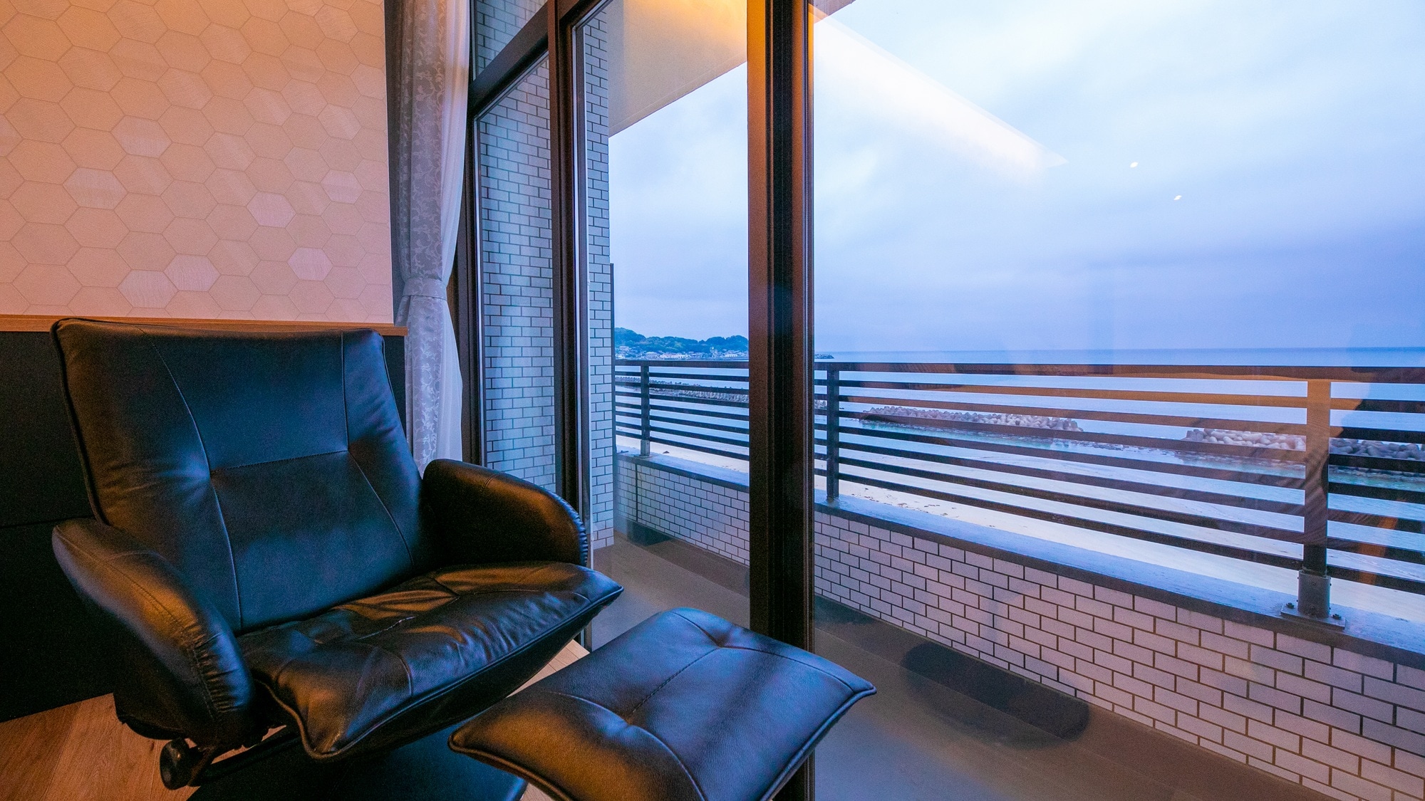 [Pemandangan Laut ◆ Kamar Jr. Suite Jepang-Barat] Lupakan hiruk pikuk kehidupan sehari-hari sejenak dan nikmati pemandangan laut.