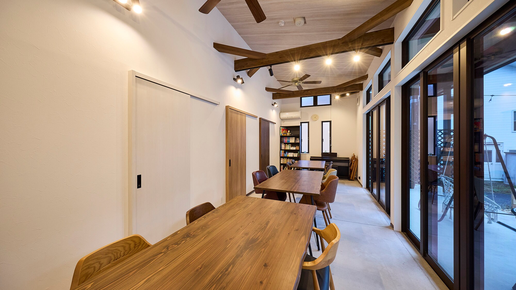 ・Dining: A spacious dining room with an open feel. Please use it to dine with your family and friends.