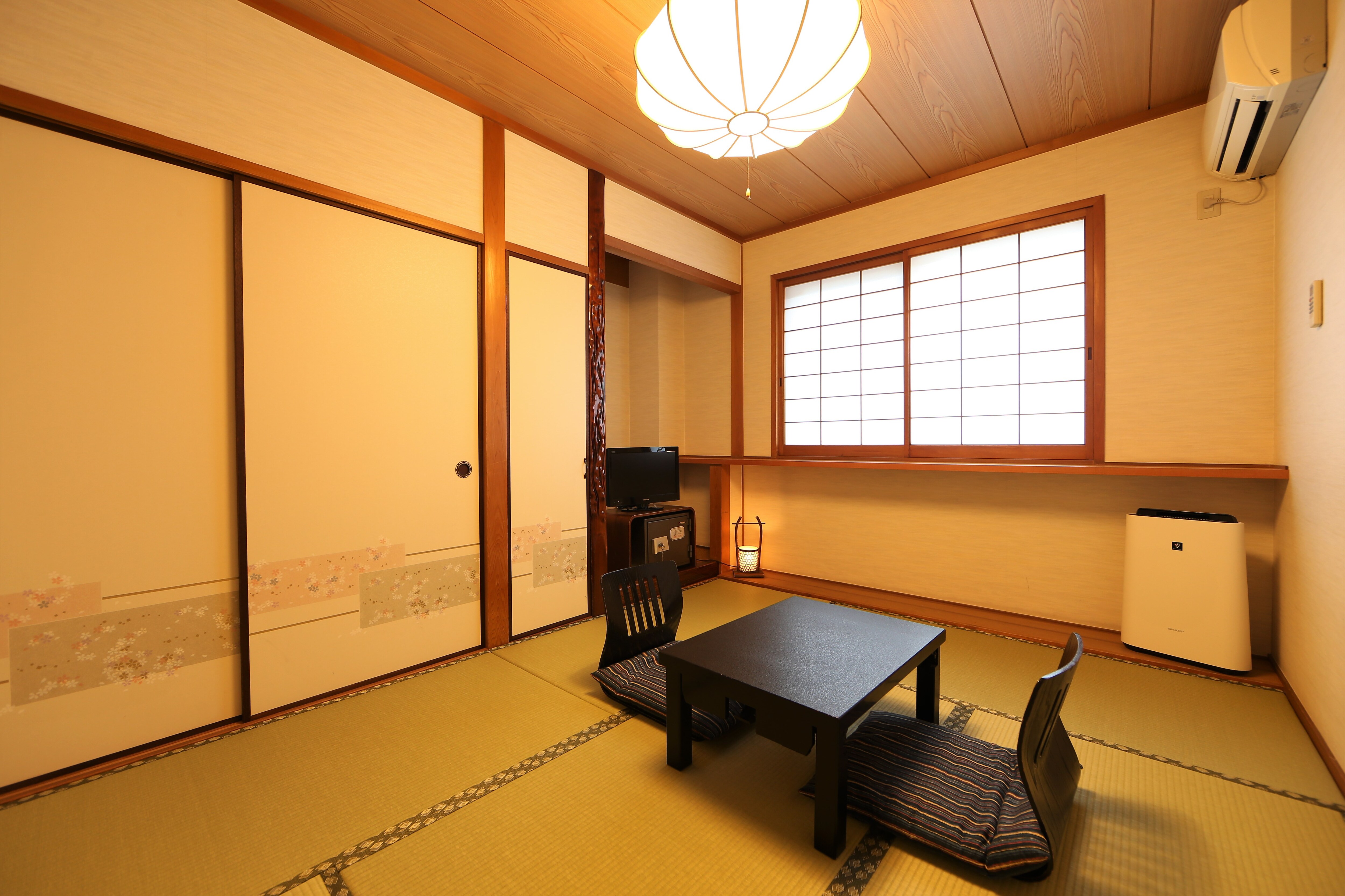 Japanese-style room 6 tatami mats