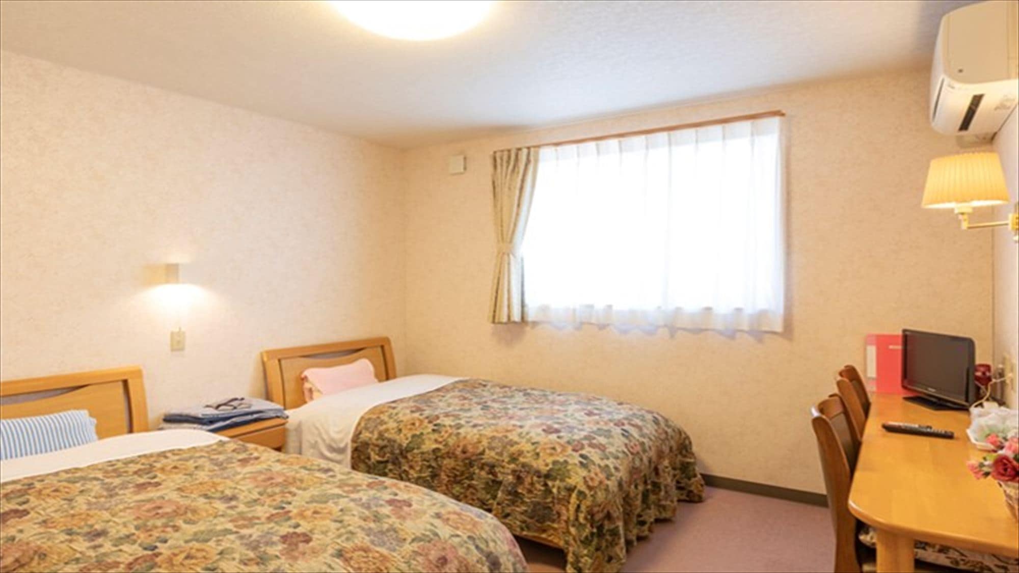 * Twin room / shower room / toilet included.