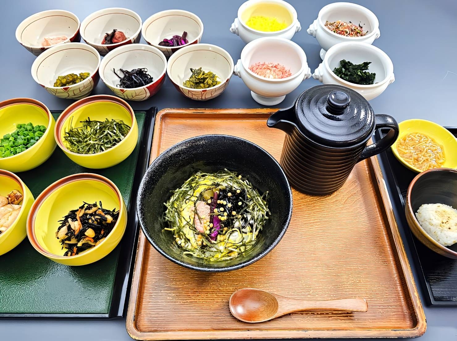 The breakfast served at our hotel is an "ochazuke breakfast" (includes three types of soup, toppings, and a drink).