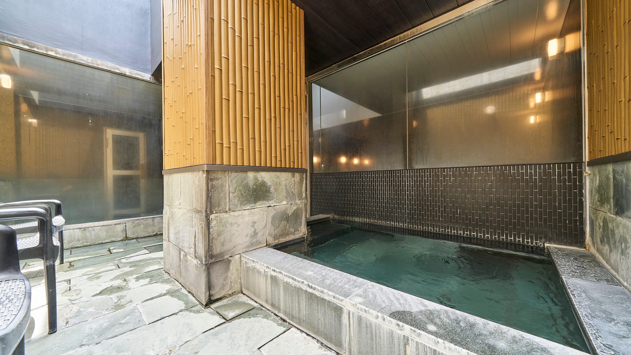 大型浴池：男士露天浴池