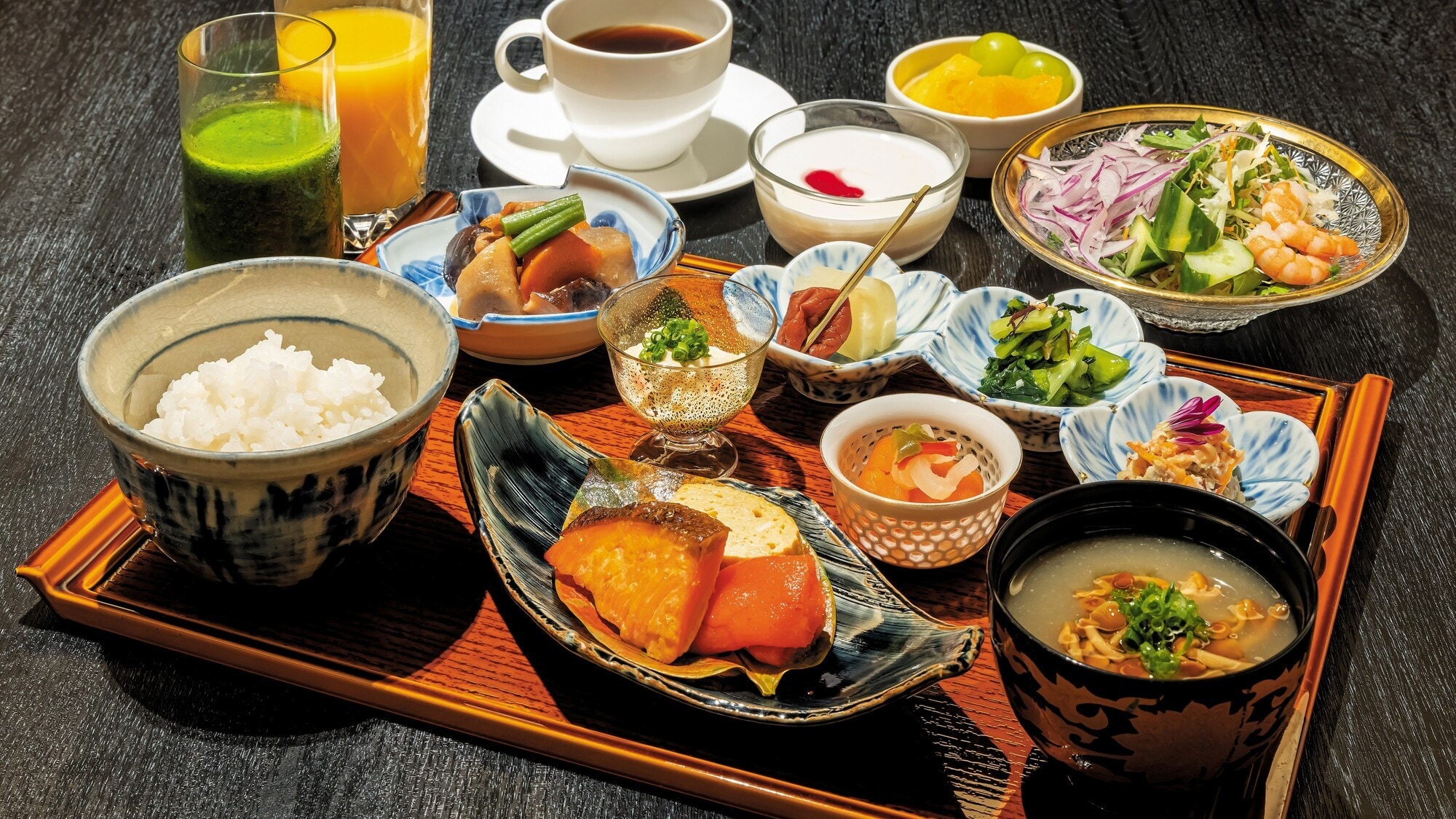 ■Bữa sáng theo kiểu Tây hoặc Nhật và nửa buffet. (*Hình ảnh hiển thị một đĩa Nhật.)