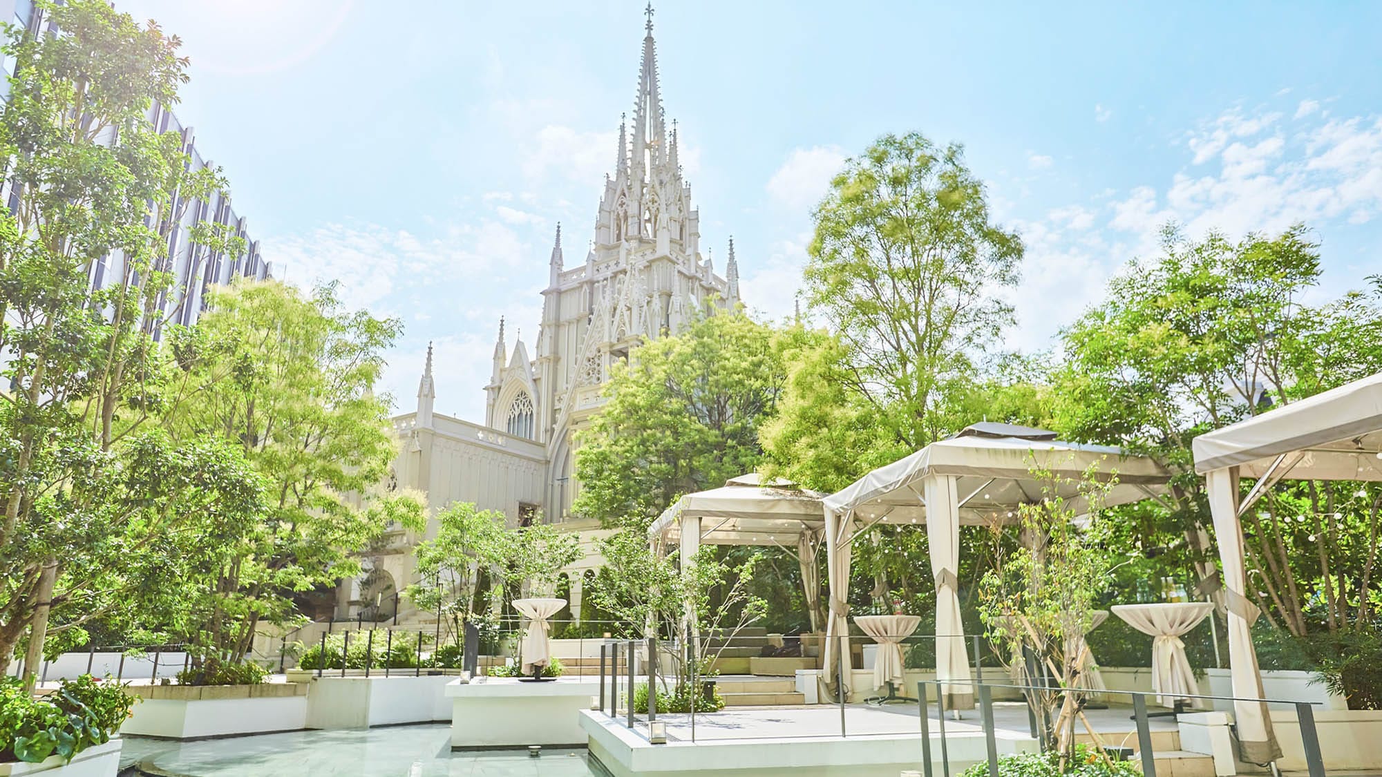 [Cabana Garden] Enjoy the resort-like courtyard overlooking the cathedral.