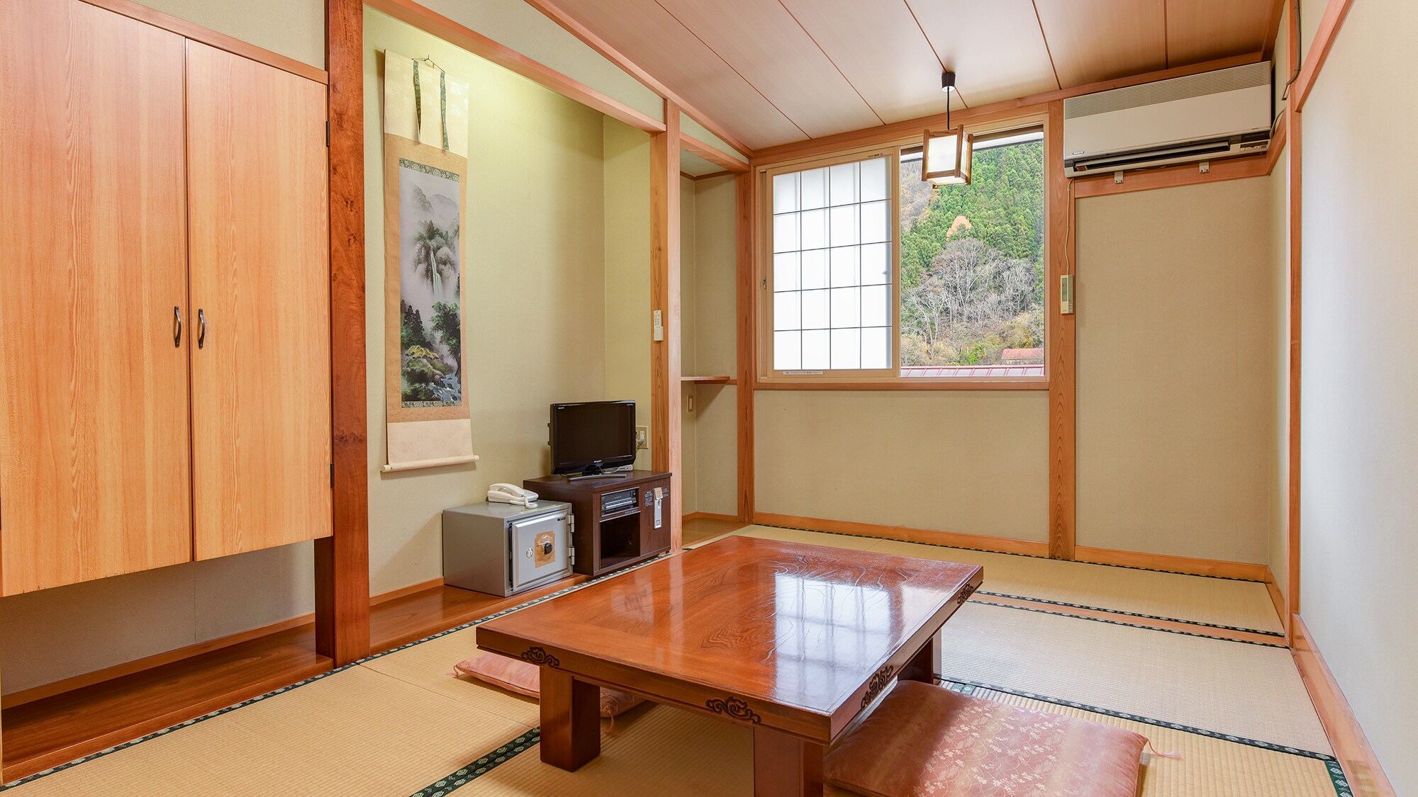 * Example of guest room / Japanese-style room 8-12 tatami mats, complete with wifi. The size depends on the number of people.