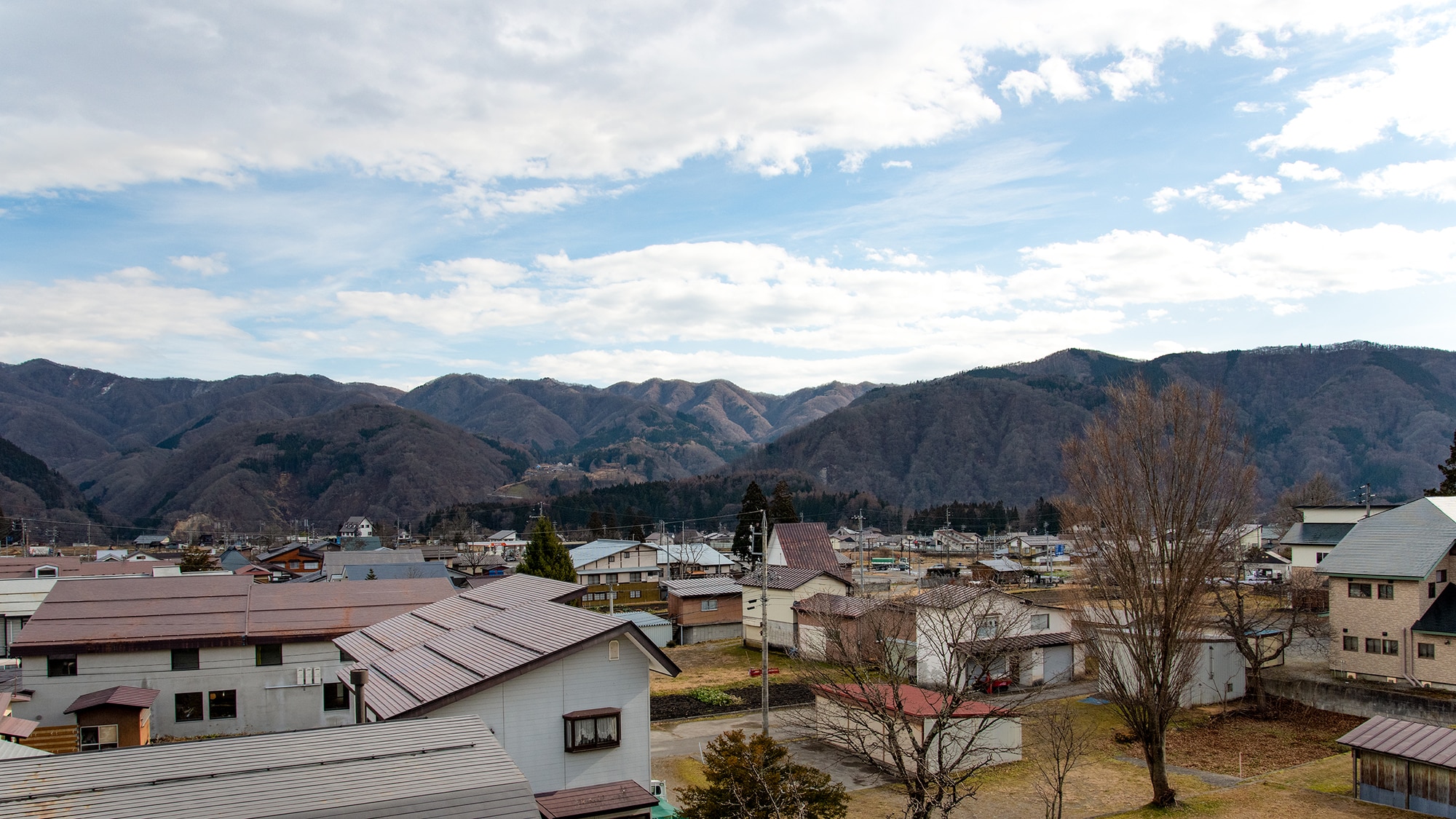 * View (Japanese-style room side of the main building): You can see the idyllic scenery and mountains from the window on the east side.