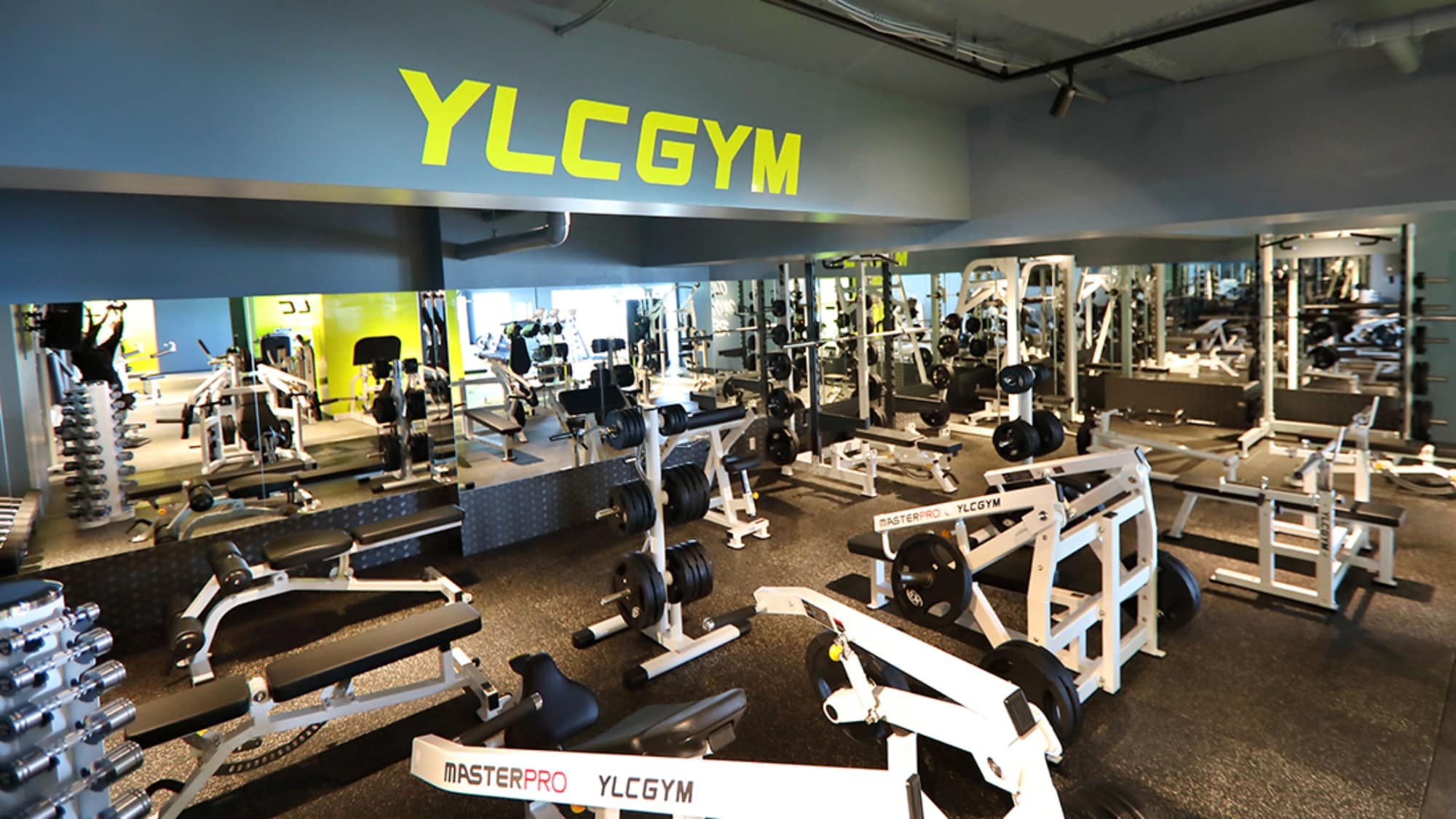 *[Gym─YLCGYM─] A luxurious moment of refreshment in a full-fledged gym equipped with the latest machines.