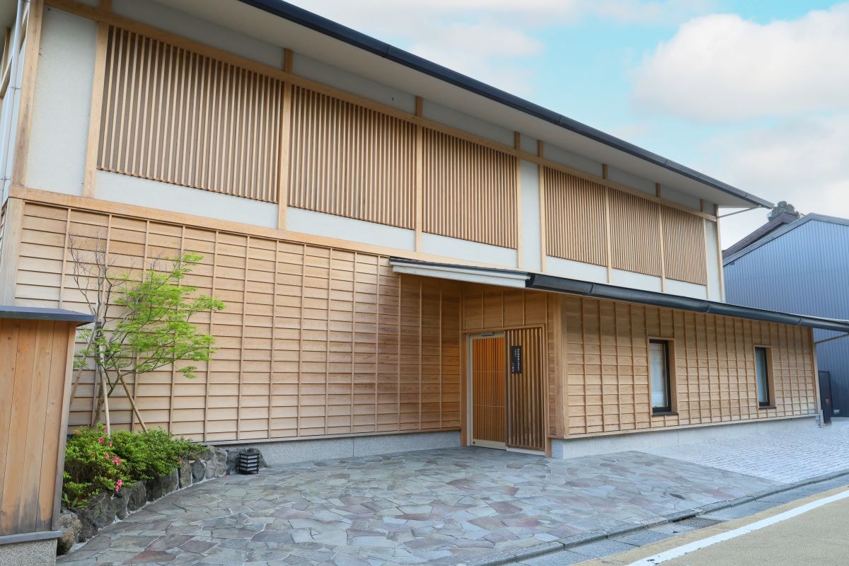 [Exterior] Entrance exclusively for water storytellers. The hot spring town is also just a short walk away.