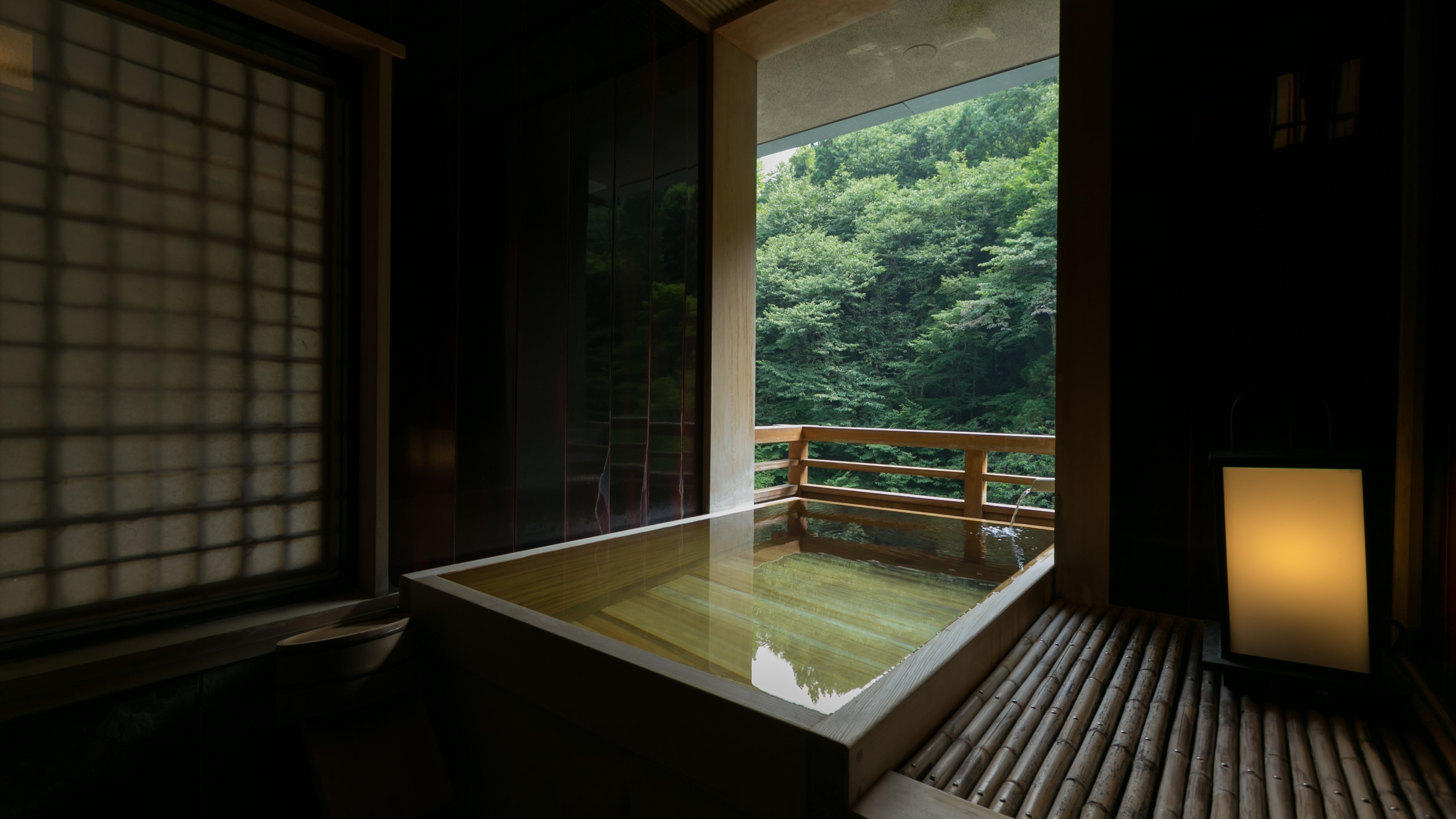 ・ A Japanese-style room with an open-air bath that flows directly from the source, which is popular for its panoramic feeling.