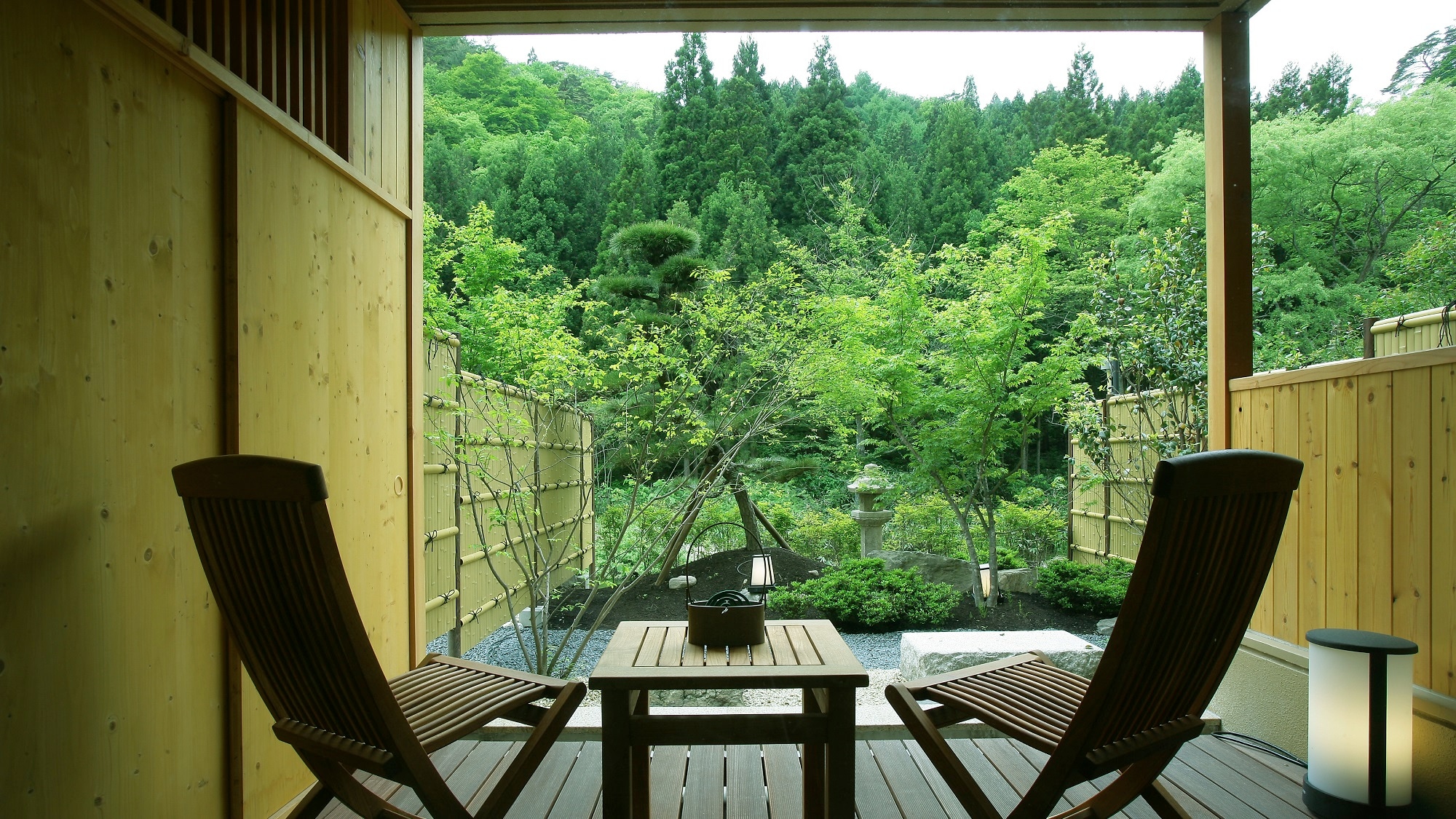 Enjoy the garden in front of you from the balcony on the 1st floor, a modern Japanese style room with a garden.