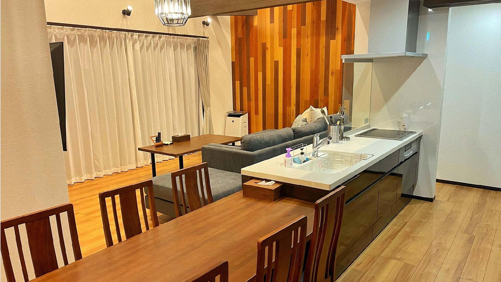 ・[Dining] Equipped with a table set for 6 people, so you can enjoy your meal with family and friends.