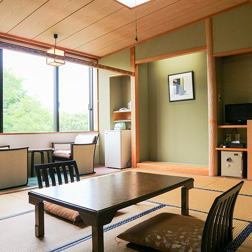 * [Example of Japanese-style room with 10 tatami mats on the forest side] This is a Japanese-style room with 10 tatami mats (toilet with washing function) overlooking the grove.