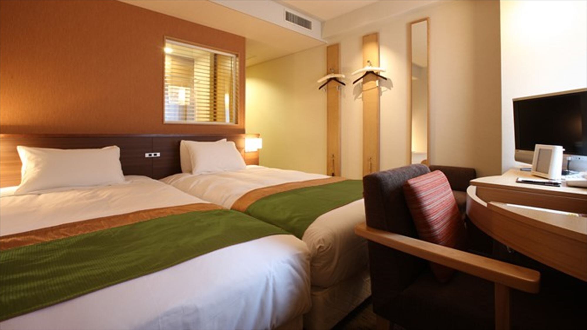 Contoh kamar twin kasual: 2000x1125