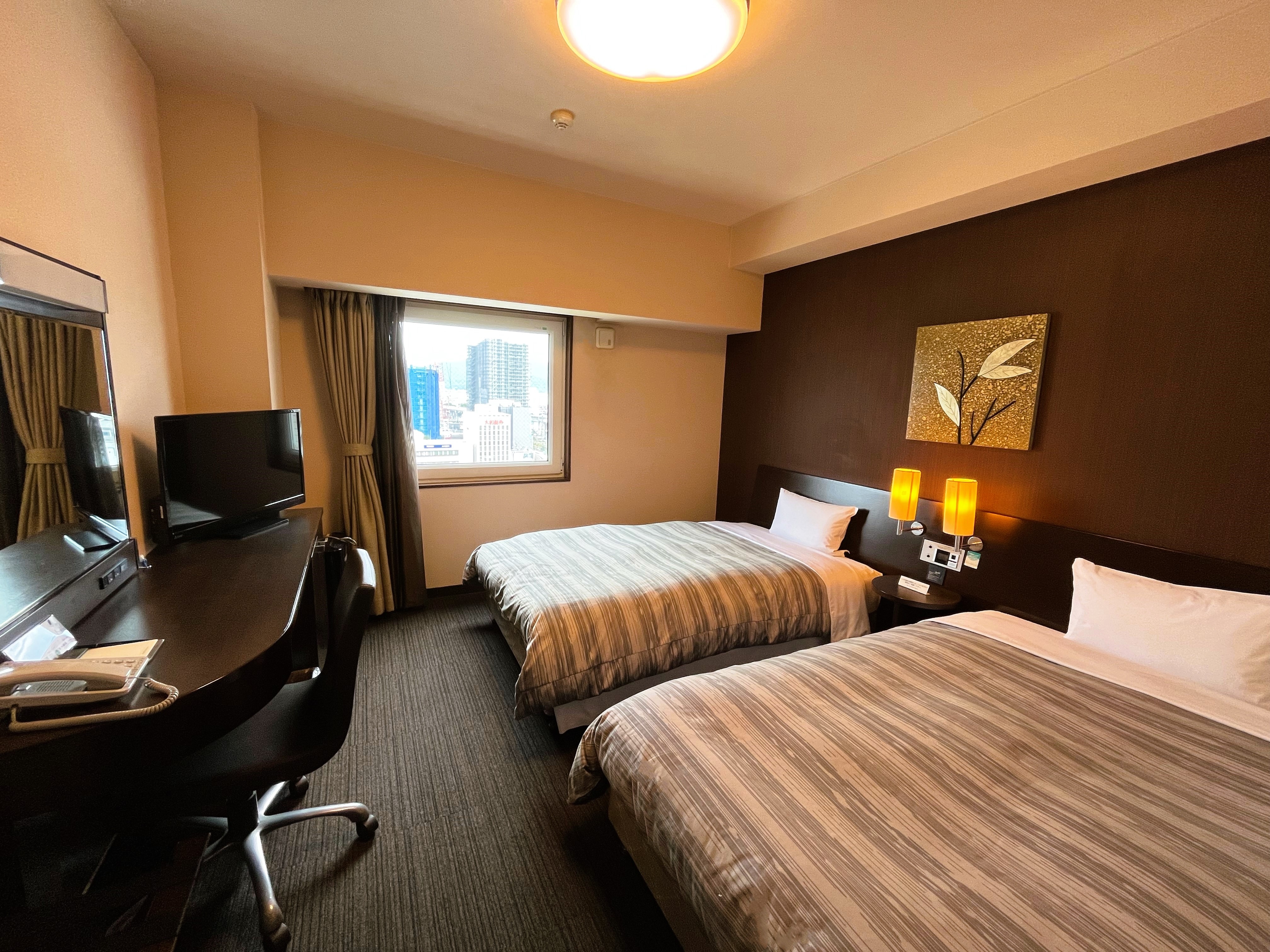 Kamar twin yang nyaman dan bebas rokok