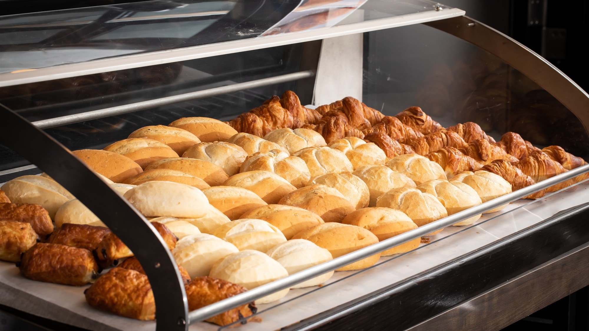 [早餐吃新鮮出爐的麵包]