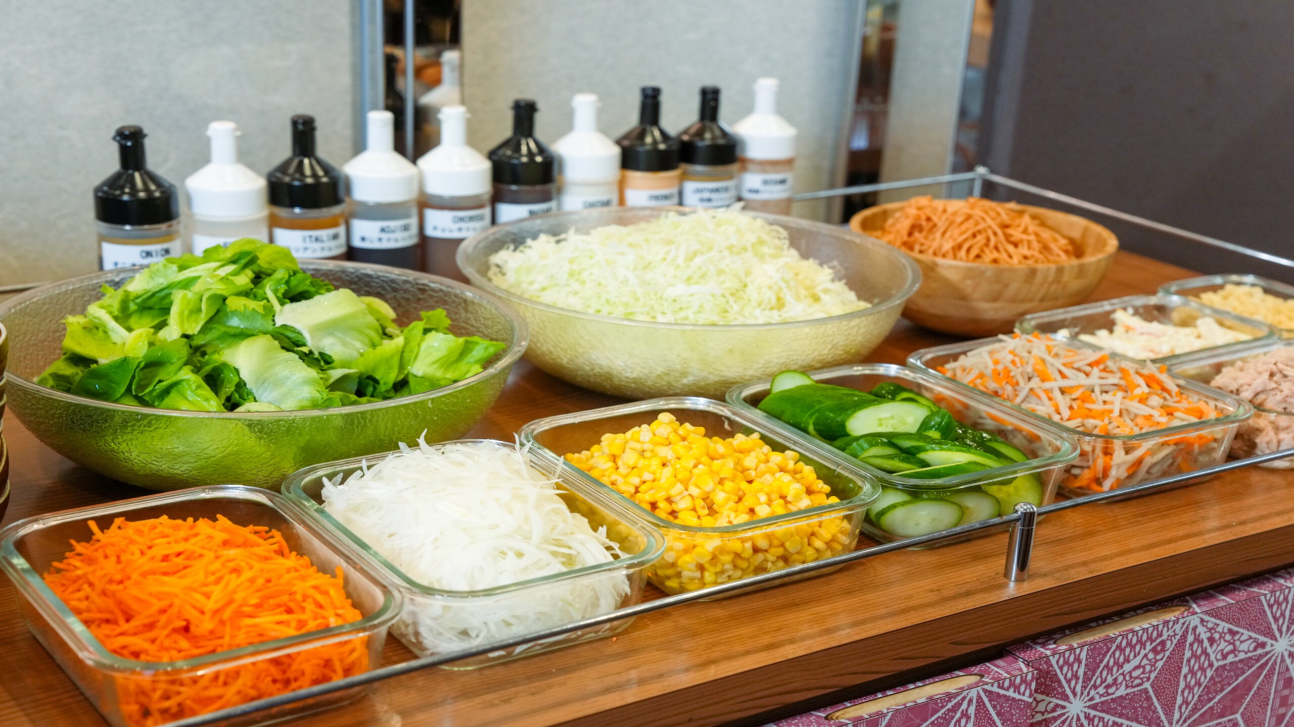 제철 야채를 사용한 샐러드도 드실 수 있습니다.