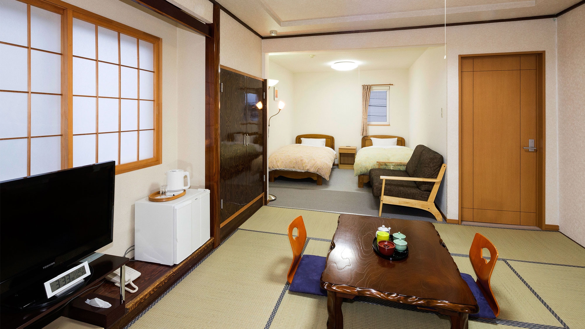 [Japanese-Western room] A spacious space that can be used by two generations of a family or friends.