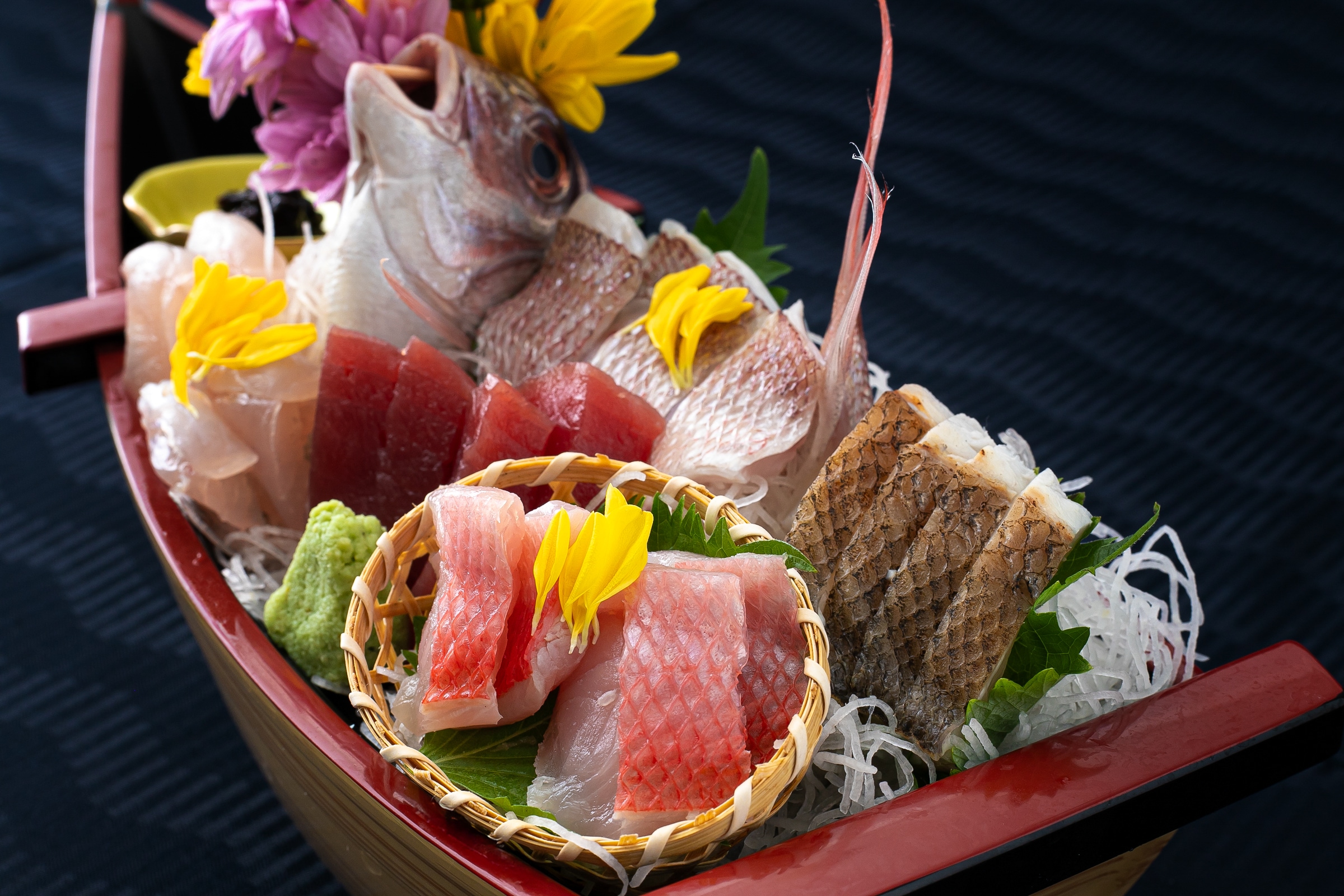 Meal renewal: Sashimi served in a small boat!