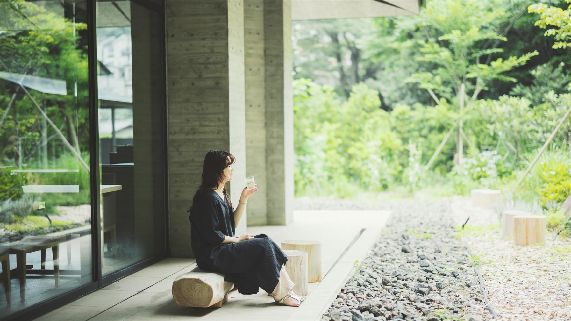 [Sato-niwa] Chúng tôi có những chiếc ghế gỗ làm từ gỗ địa phương để bảo tồn chất lượng tự nhiên của gỗ.