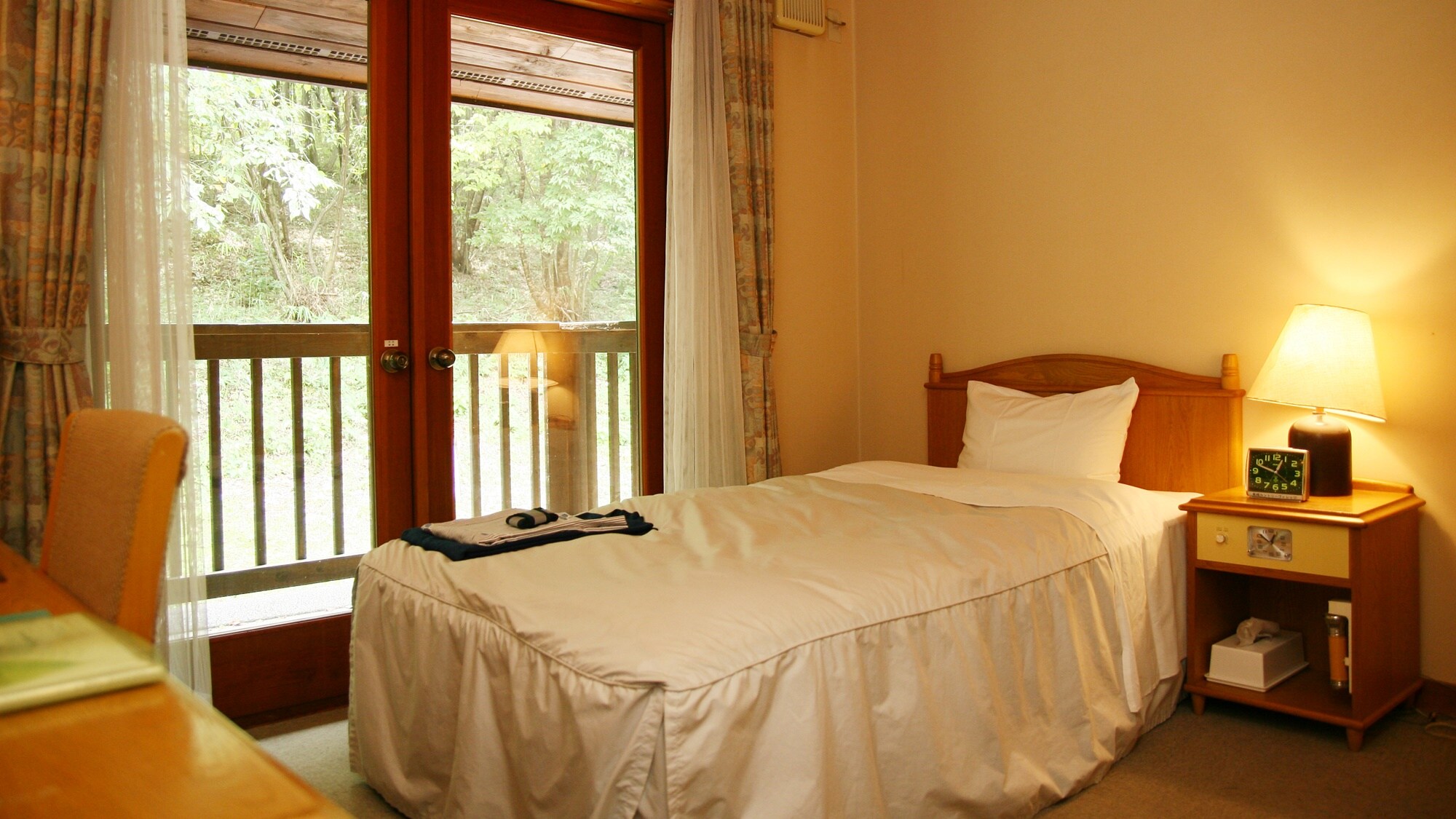 * [Log Building] An example of a single room / If you open the window and stretch your legs to the terrace, you can smell the scent of trees and the chirping of birds.