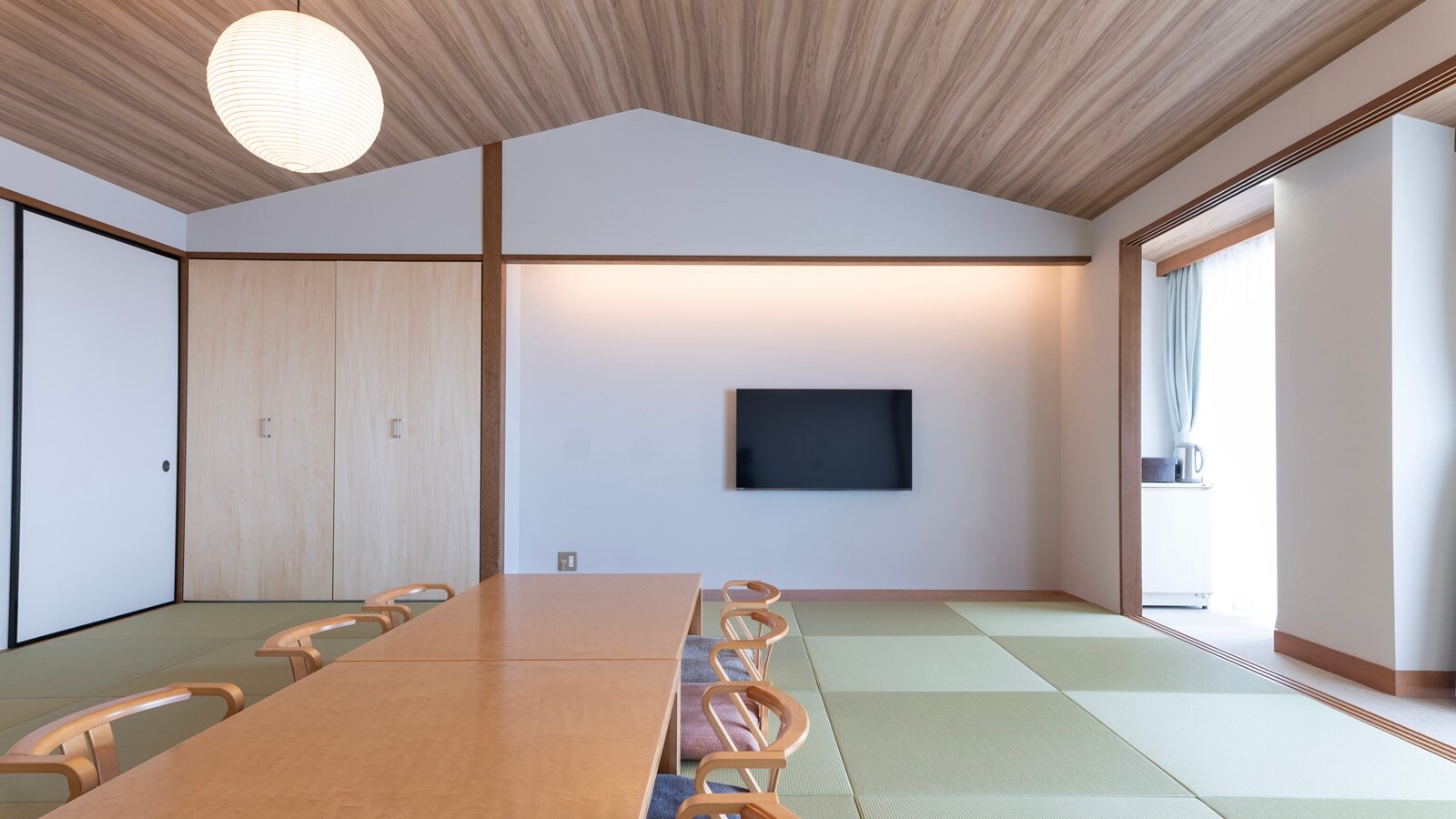 *[Example of an 18-tatami Japanese-style room in the main building] Ideal for large groups, such as corporate training sessions, club activities, and club camps.