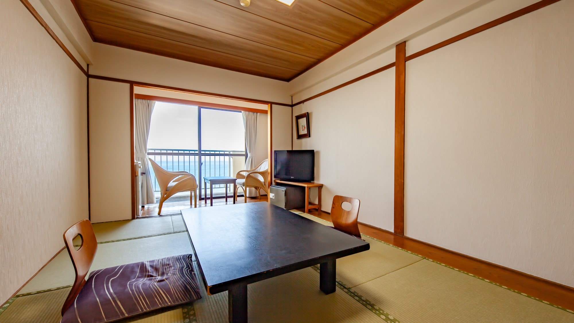 [Japanese-style room 8 tatami mats] A standard Japanese-style room facing the sea with a feeling of openness.