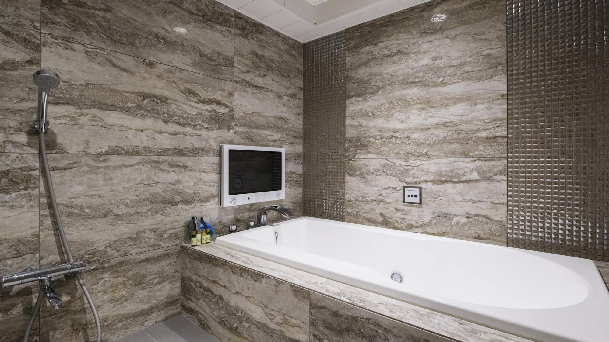 Deluxe Twin Bathroom