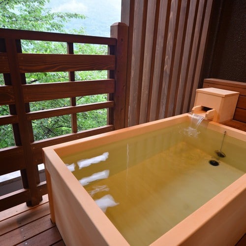 Guest room open-air bath with 100% source