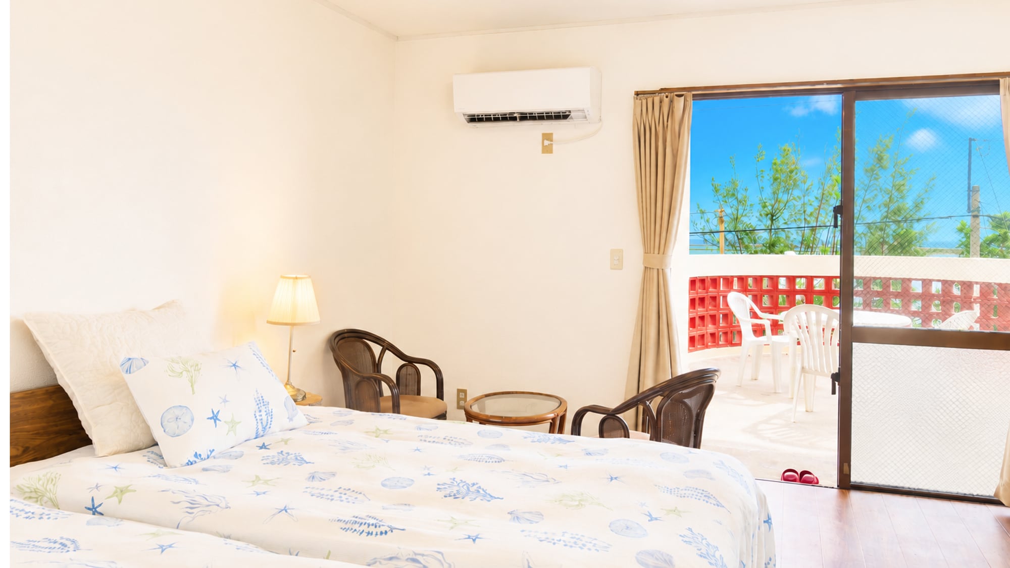 [Kamar Tidur Semi-Double Twin dengan Pemandangan Laut] Bersantailah di balkon dengan pemandangan laut untuk menikmati liburan ala resor tropis.