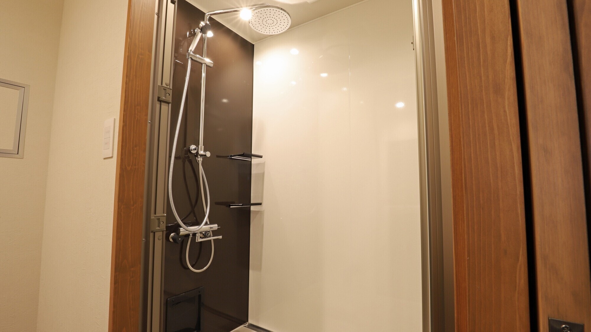 Ryoshokan R with shower booth