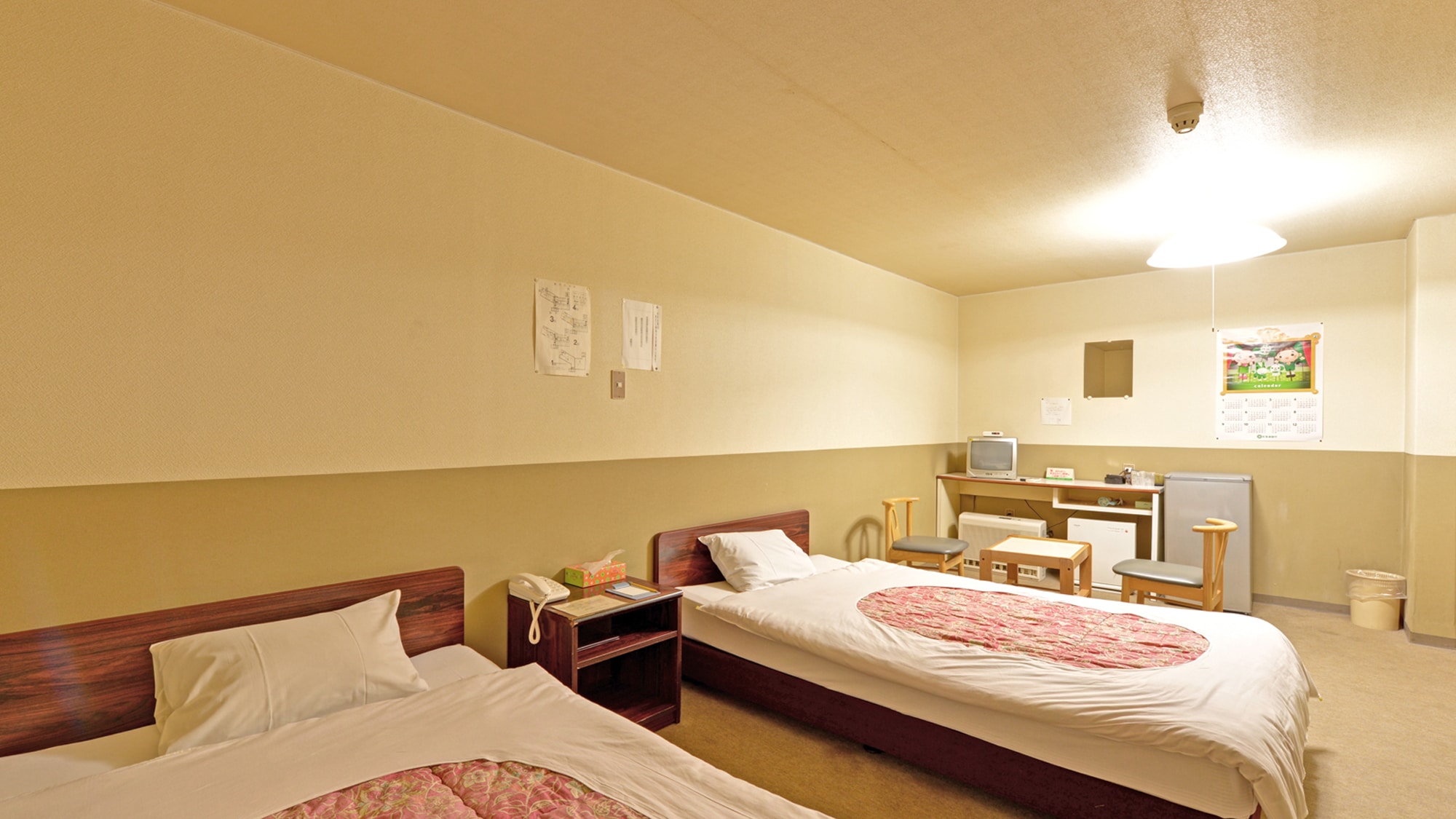*＜Twin A＞An example of a windowless twin room. A spacious room.