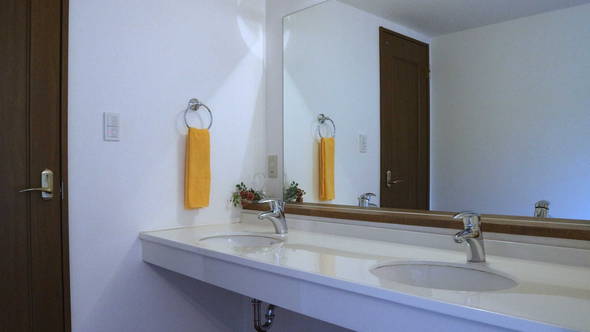 *[Special Japanese-Western style room 38㎡] There is a washroom with two faucets.