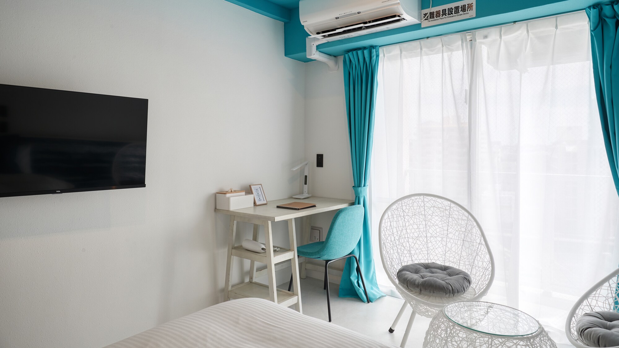 심플하면서도 기능적인 실내. 개방적인 창문에서 빛이 꽂는 아늑한 객실.