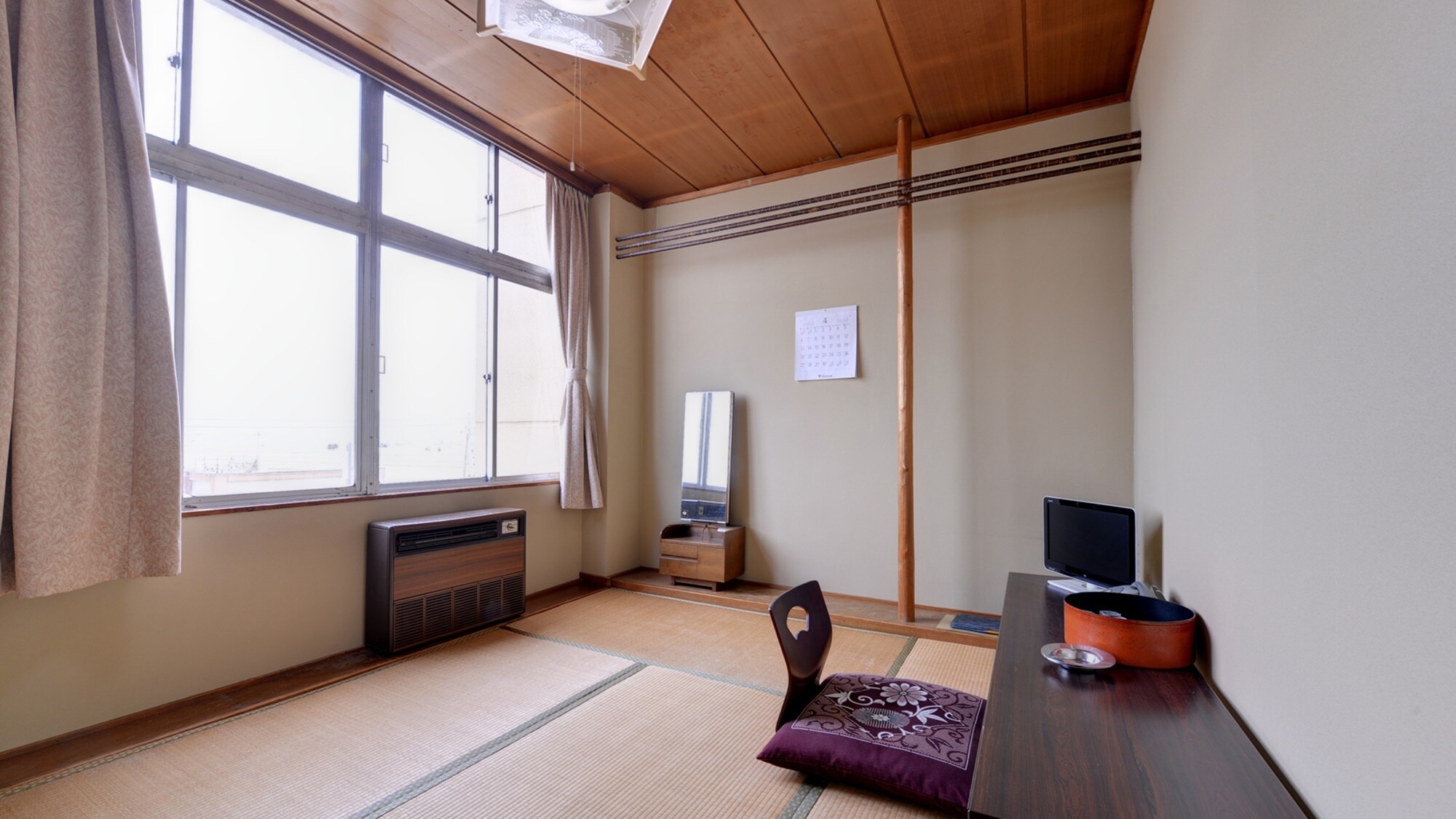 *Japanese-style room of 4.5 to 6 tatami mats (example of guest room) / Perfect for solo travelers or business travelers. Stretch your legs and relax.