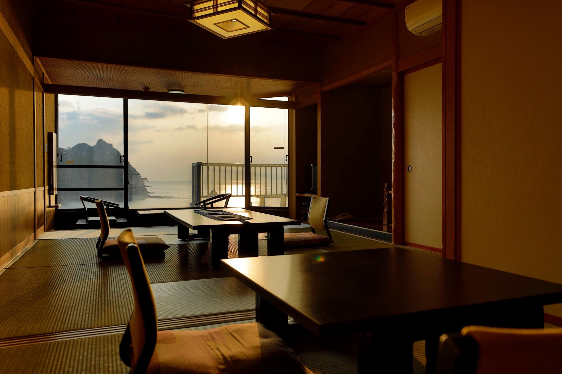 Deluxe Japanese-style room | 10 tatami mats + 4.5 tatami mats + wide veranda. The view of the sunset from the guest room is also one of our prides.