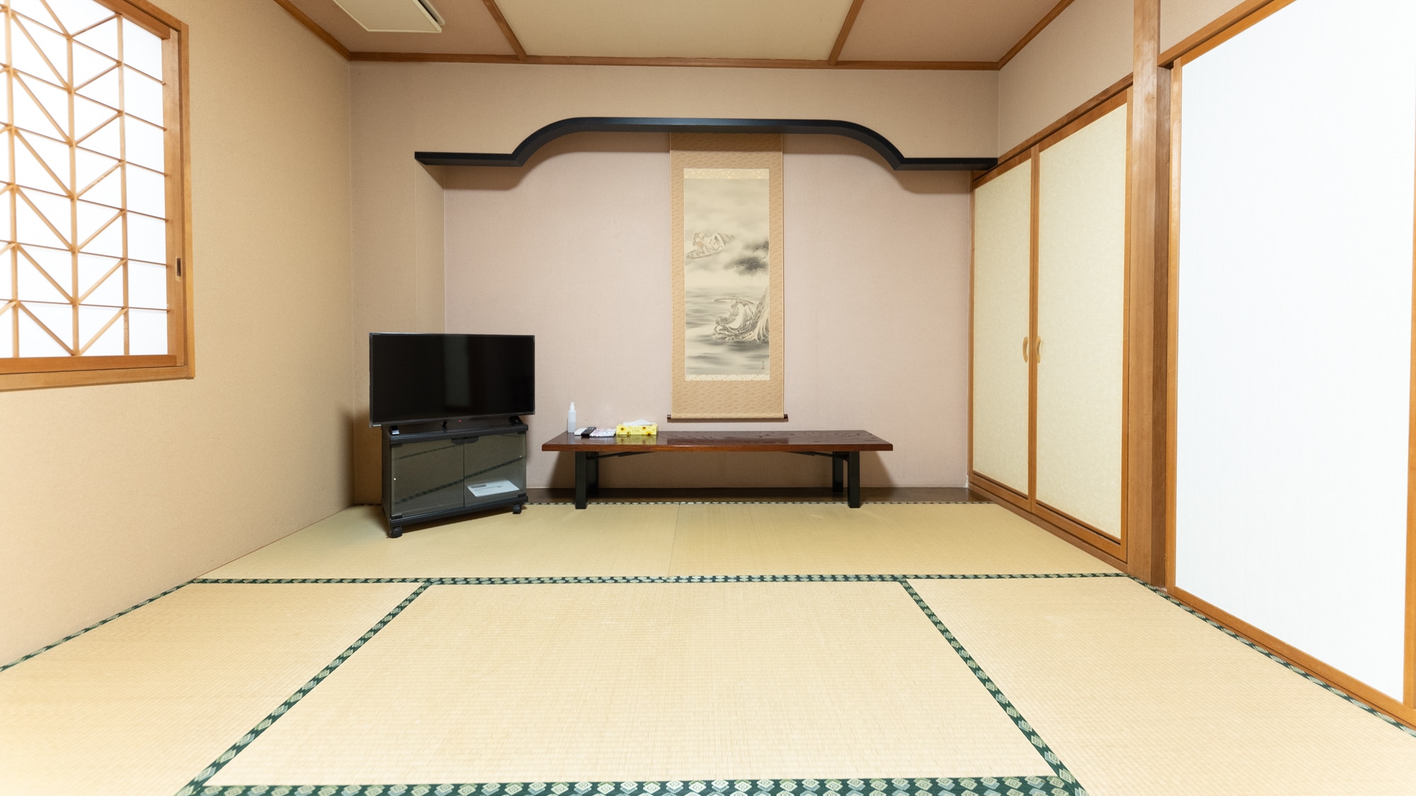[Non-smoking] Japanese-style room for 1 to 3 people (shared bath and toilet)