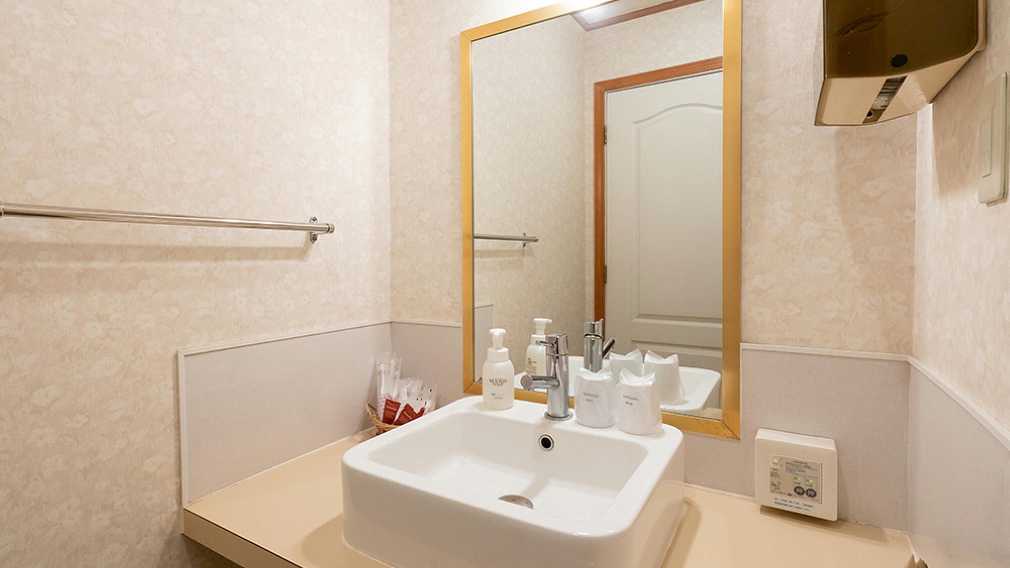 [Lakeside Dog Villas with special seats overlooking the lake] P6 Washroom