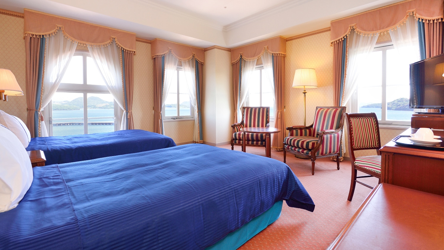 [Guest room example] Deluxe Harbor View Corner Twin