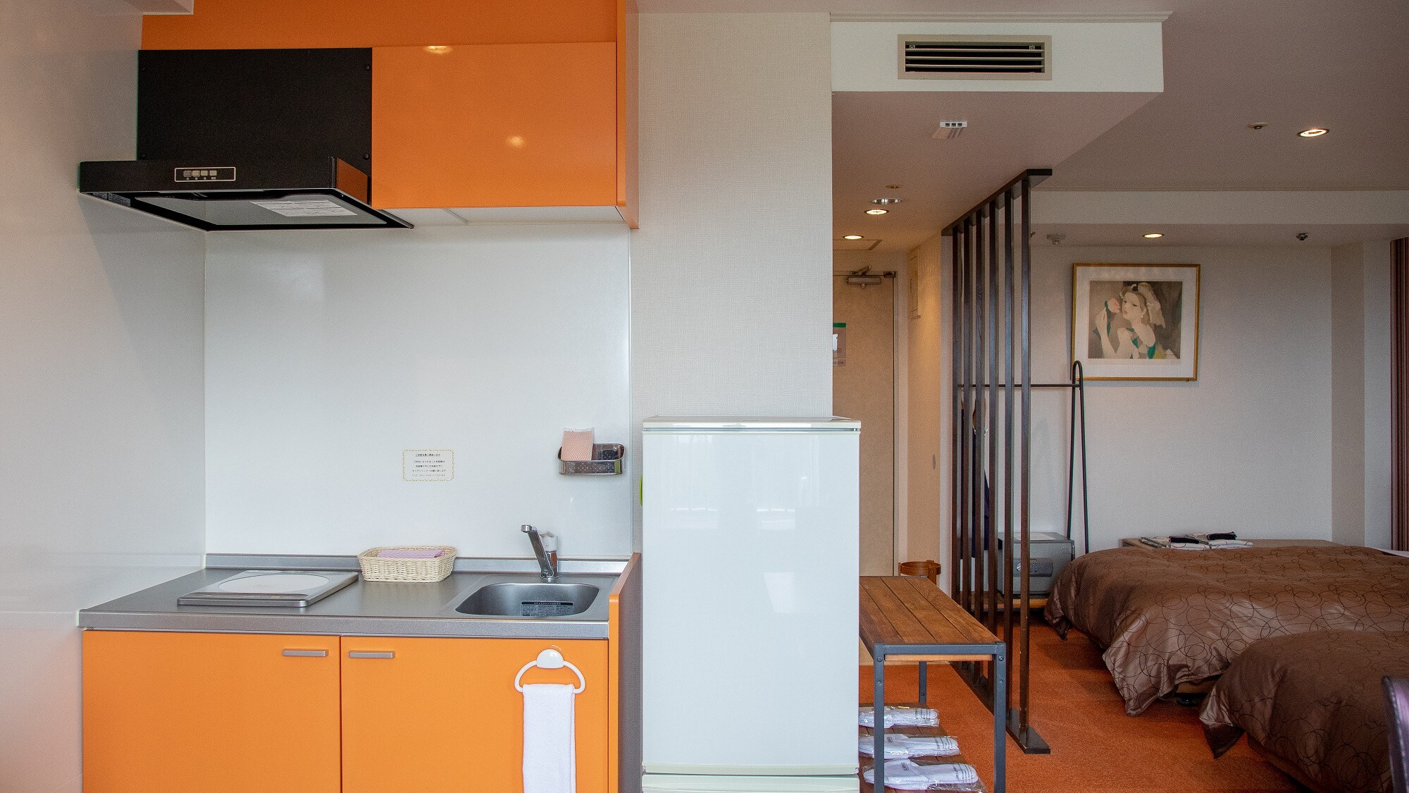 Kamar bergaya Barat dengan dapur juga cocok untuk menginap jangka panjang.