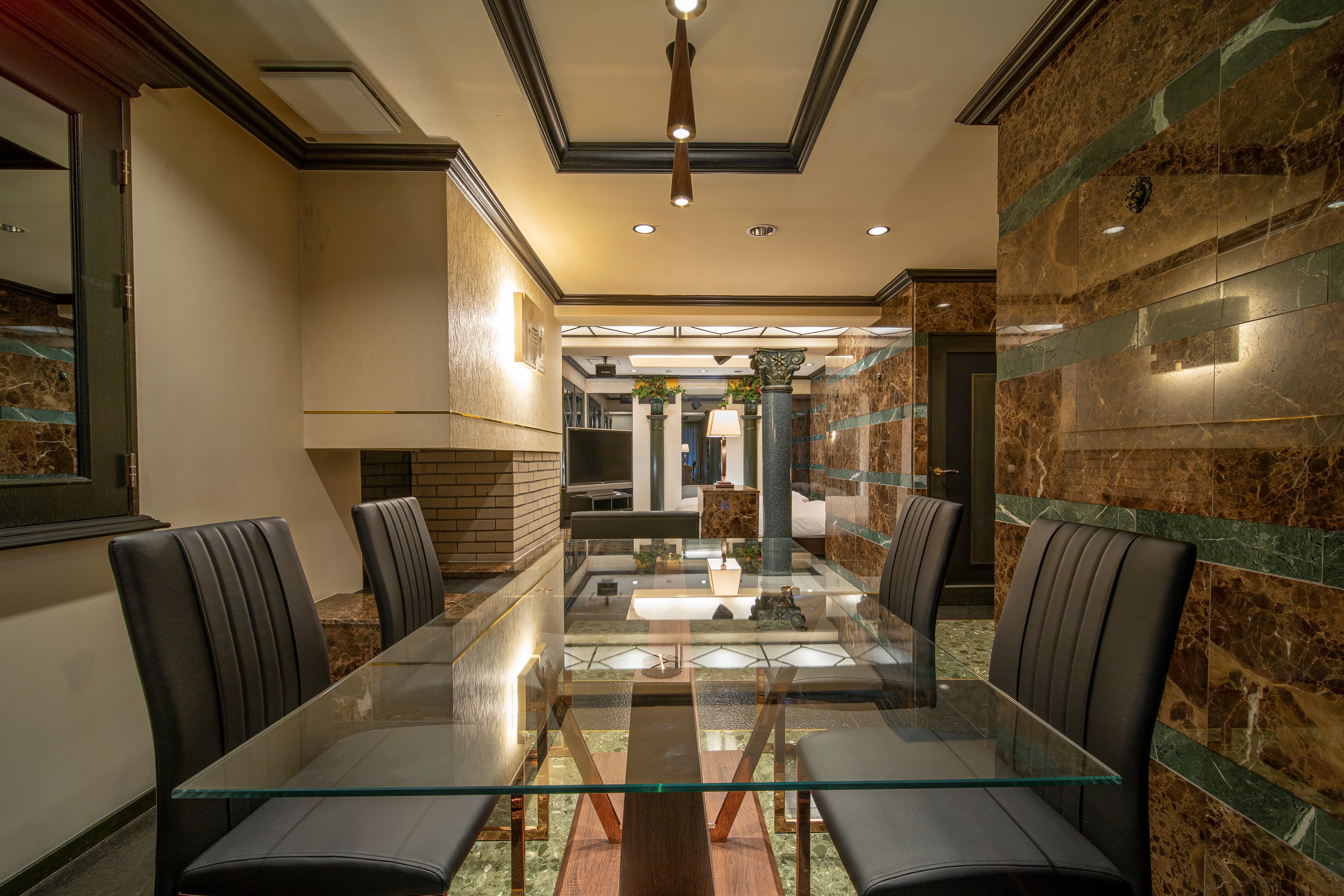 [Smoking] Twin Designer Room ★Bed width 120cm x 2