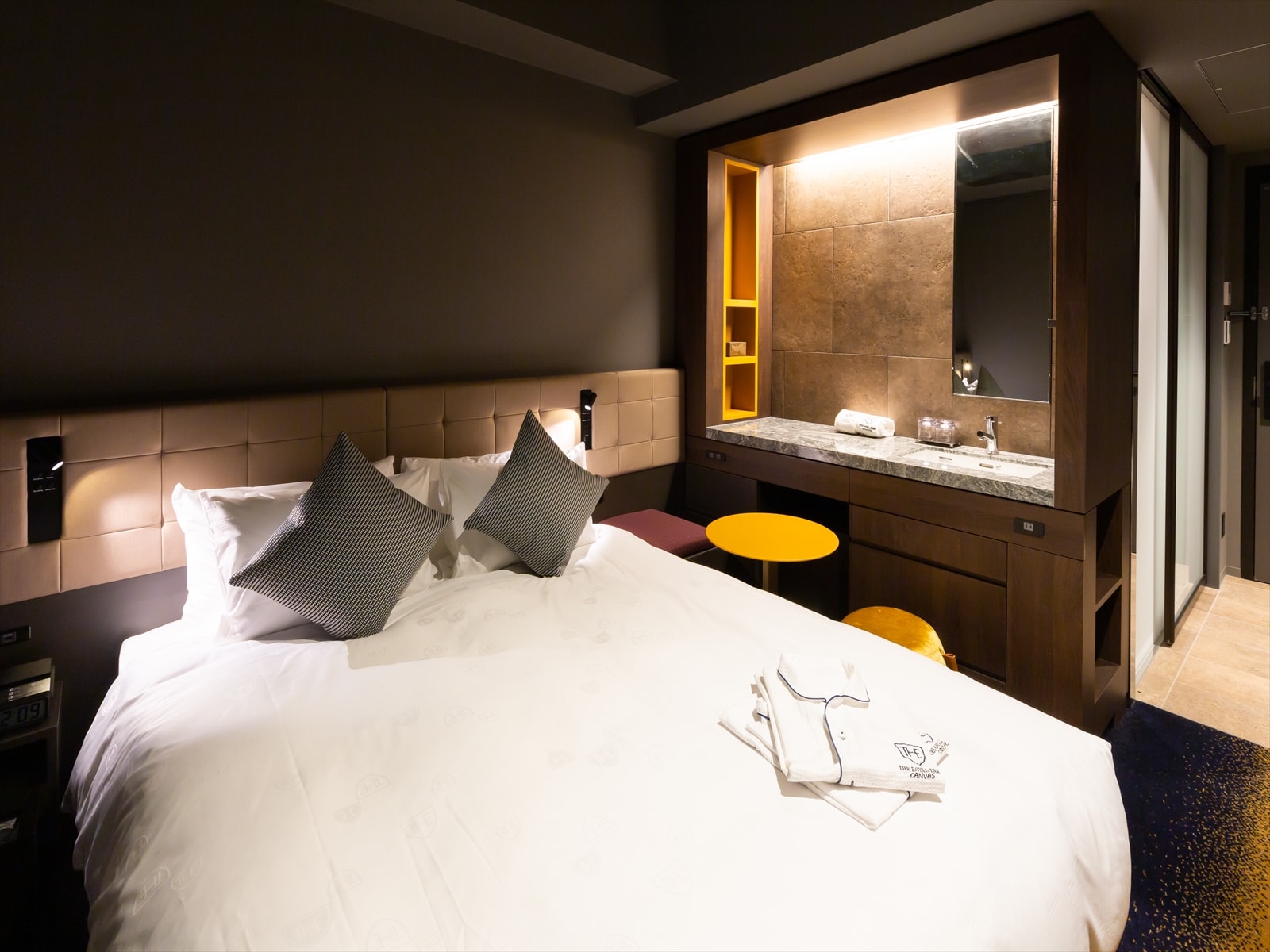 [Standard Double] 17 square meters of simply designed room