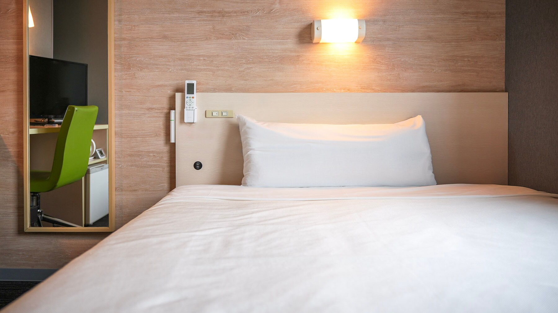 A 150cm wide bed and a mattress with just the right amount of firmness will ensure you a good night's sleep.