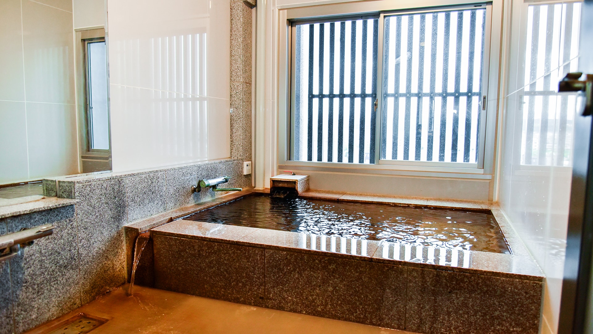 100％源泉掛け流しとなっており、24時間お好きなだけ天然温泉をお楽しみください♪（客室内風呂一例）